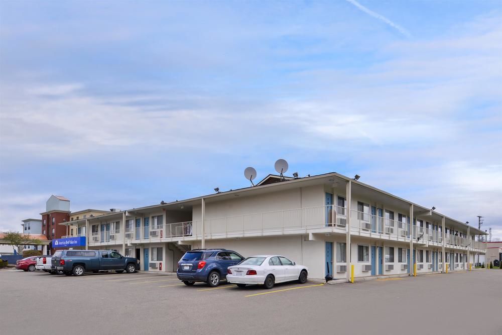 Days Inn By Wyndham New Philadelphia Exterior photo