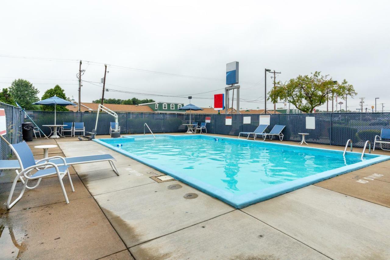 Days Inn By Wyndham New Philadelphia Exterior photo