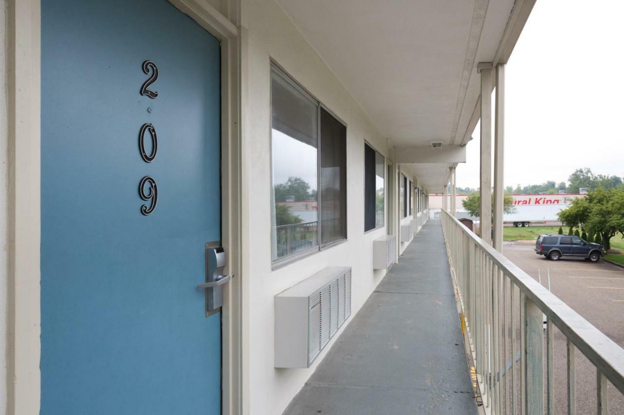 Days Inn By Wyndham New Philadelphia Exterior photo